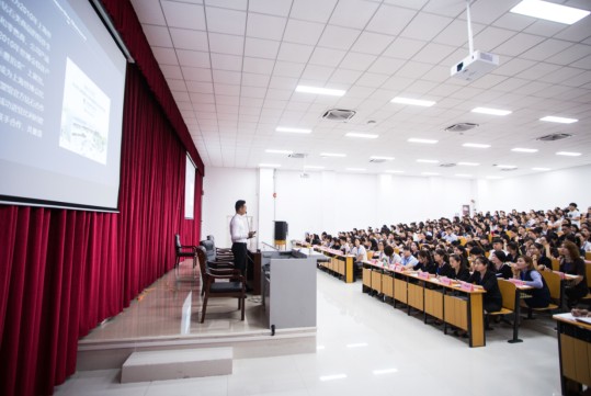 首期销售顾问班学员认真学习专业课程